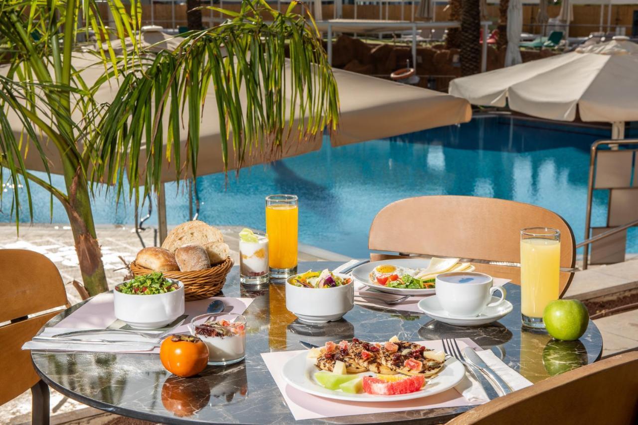 Vert Hotel Eilat By Afi Hotels Exterior photo Breakfast at the pool
