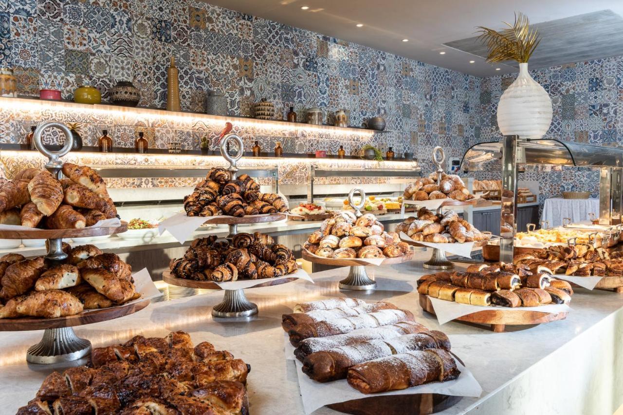 Vert Hotel Eilat By Afi Hotels Exterior photo A selection of pastries at a buffet