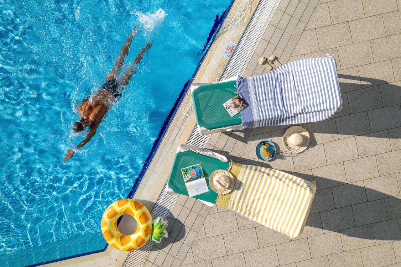 Vert Hotel Eilat By Afi Hotels Exterior photo A poolside scene