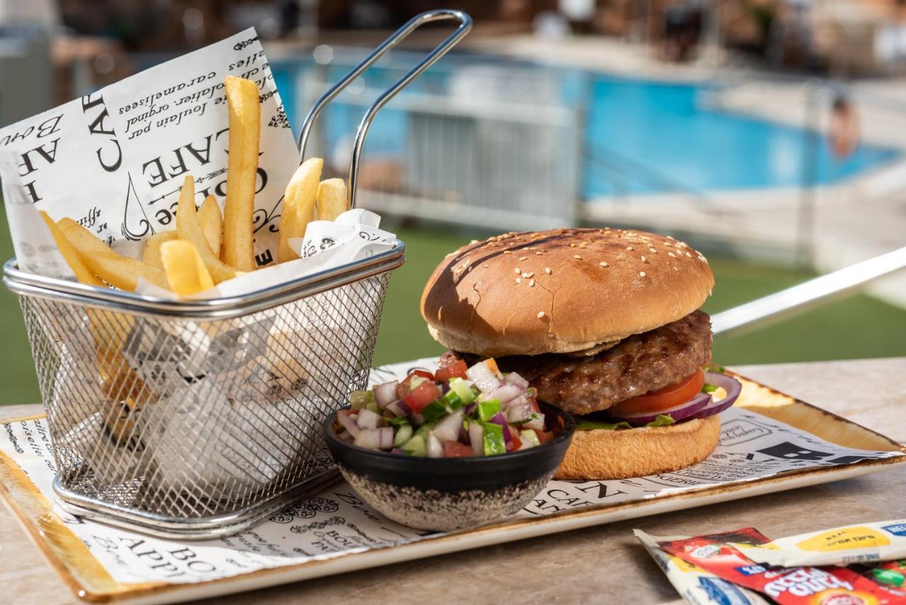 Vert Hotel Eilat By Afi Hotels Exterior photo A hamburger with chips