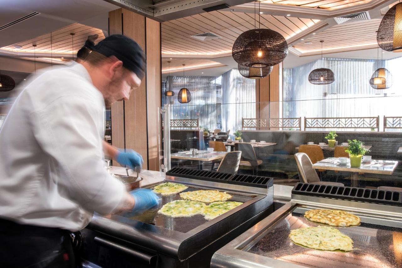 Vert Hotel Eilat By Afi Hotels Exterior photo A chef preparing food at the buffet